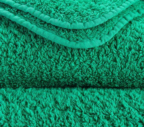 Zbliżenie na gęsty splot 700 GSM i zaokrąglony róg ręcznika Abyss & Habidecor.