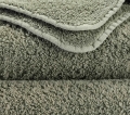 Zbliżenie na gęsty splot 700 GSM i zaokrąglony róg ręcznika Abyss & Habidecor.