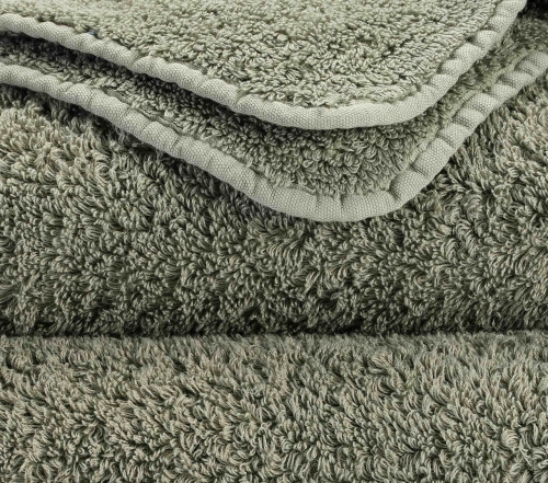 Zbliżenie na gęsty splot 700 GSM i zaokrąglony róg ręcznika Abyss & Habidecor.