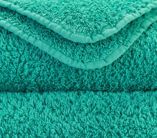 Zbliżenie na gęsty splot 700 GSM i zaokrąglony róg ręcznika Abyss & Habidecor.