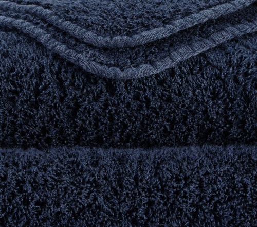 Zbliżenie na gęsty splot 700 GSM i zaokrąglony róg ręcznika Abyss & Habidecor.
