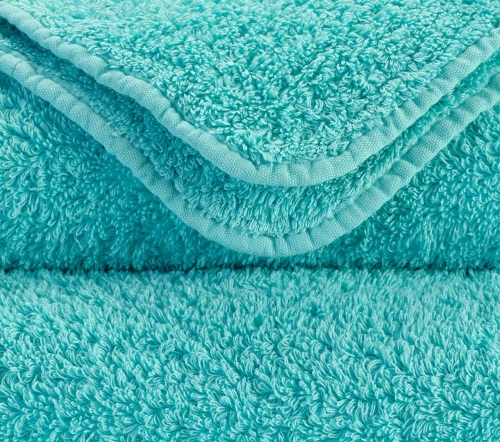 Zbliżenie na gęsty splot 700 GSM i zaokrąglony róg ręcznika Abyss & Habidecor.