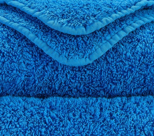 Zbliżenie na gęsty splot 700 GSM i zaokrąglony róg ręcznika Abyss & Habidecor.