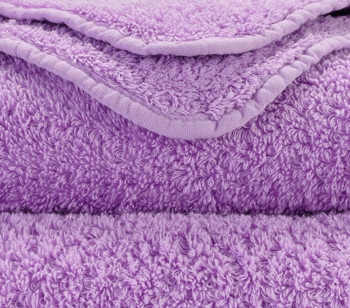 Zbliżenie na gęsty splot 700 GSM i zaokrąglony róg ręcznika Abyss & Habidecor.
