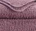 Zbliżenie na gęsty splot 700 GSM i zaokrąglony róg ręcznika Abyss & Habidecor.