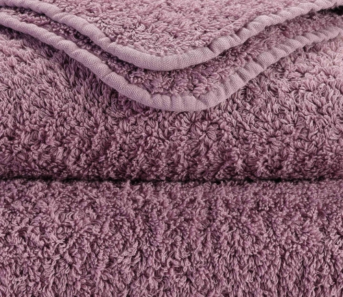 Zbliżenie na gęsty splot 700 GSM i zaokrąglony róg ręcznika Abyss & Habidecor.