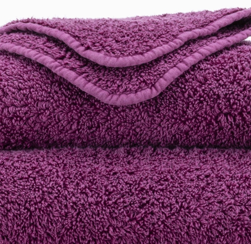 Zbliżenie na gęsty splot 700 GSM i zaokrąglony róg ręcznika Abyss & Habidecor.