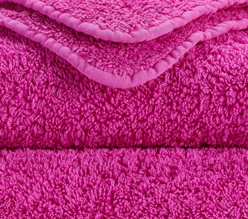 Zbliżenie na gęsty splot 700 GSM i zaokrąglony róg ręcznika Abyss & Habidecor.