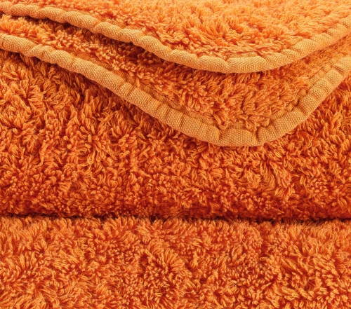 Zbliżenie na gęsty splot 700 GSM i zaokrąglony róg ręcznika Abyss & Habidecor.