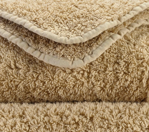Zbliżenie na gęsty splot 700 GSM i zaokrąglony róg ręcznika Abyss & Habidecor.