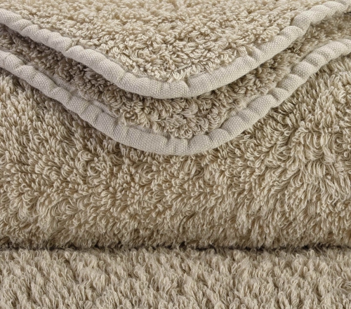 Zbliżenie na gęsty splot 700 GSM i zaokrąglony róg ręcznika Abyss & Habidecor.