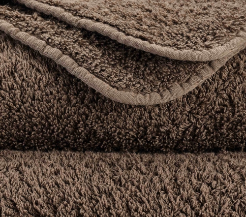 Zbliżenie na gęsty splot 700 GSM i zaokrąglony róg ręcznika Abyss & Habidecor.