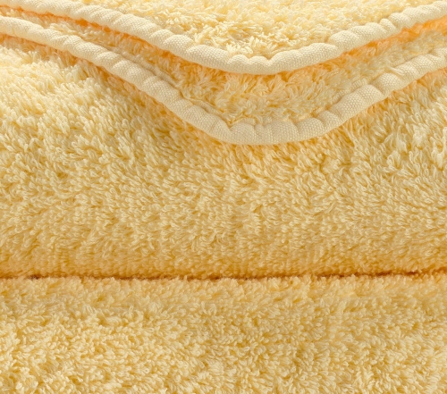 Zbliżenie na gęsty splot 700 GSM i zaokrąglony róg ręcznika Abyss & Habidecor.