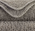 Zbliżenie na gęsty splot 700 GSM i zaokrąglony róg ręcznika Abyss & Habidecor.